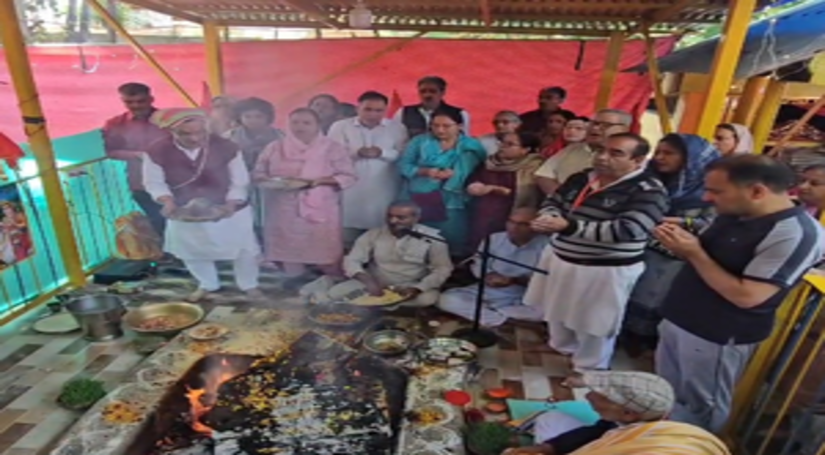 जम्मू-कश्मीर : पुलावामा में तीन दशक बाद खुला बरारी मौज मंदिर, कश्मीरी पंडितों और मुसलमानों ने मिलकर किया पूजा-पाठ