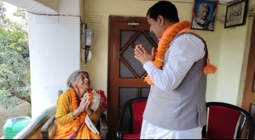 पौड़ी गढ़वाल से भाजपा प्रत्याशी अनिल बलूनी पंचूर गांव में यूपी के मुख्यमंत्री योगी की मां से मिले