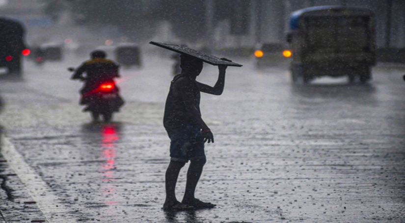 मुंबई में छह घंटे में 300 मिमी बारिश हुई; सड़कों पर भरा पानी, ट्रेनों पर भी असर