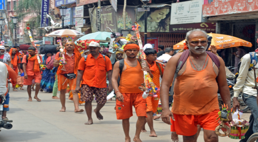 यूपी सरकार ने कांवड़ यात्रा के दौरान हथियारों के प्रदर्शन पर रोक लगाई