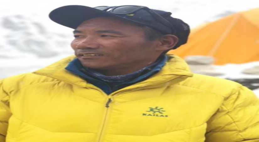 नेपाल के कामी रीता शेरपा ने रिकॉर्ड 29वीं बार माउंट एवरेस्ट फतह किया