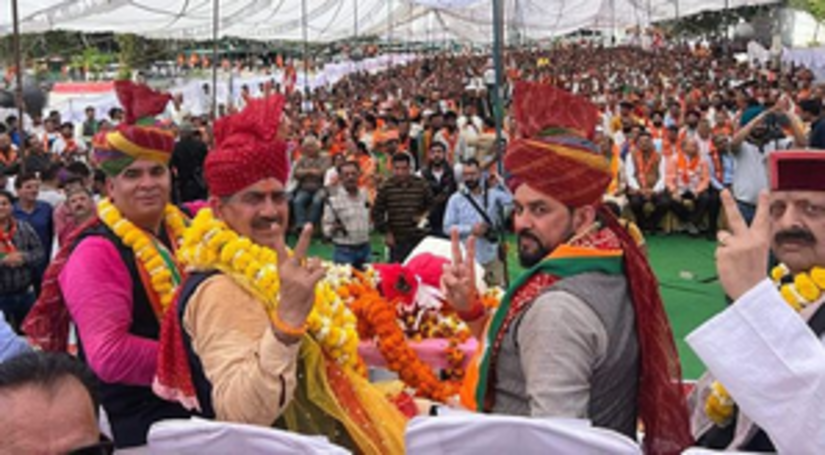 भाजपा उम्मीदवार जुगल किशोर शर्मा ने जम्मू-रियासी निर्वाचन क्षेत्र से पर्चा भरा