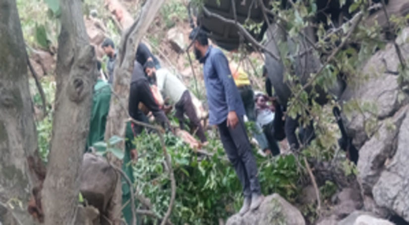 जम्मू-कश्मीर में आतंकी हमले के बाद खाई में गिरी बस, 10 लोगों की मौत
