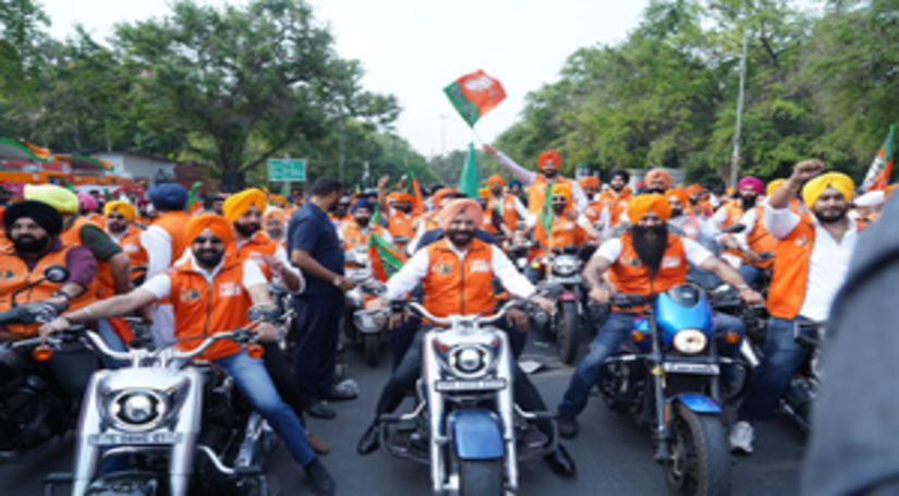 भाजपा समर्थकों ने दिल्ली में निकाली सिख यूथ बाइक रैली