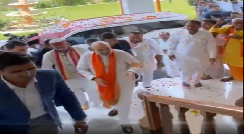 केंद्रीय गृहमंत्री अमित शाह सपा के बागी विधायक मनोज पांडे के घर पहुंचे