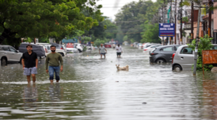 लखनऊ से लखीमपुर तक बाढ़ का कहर, सैकड़ों मकान चपेट में; 500 से अधिक लोग फंसे