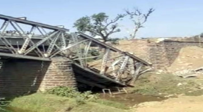 मुरैना में रेलवे का अनुपयोगी पुल ढहा, 5 मजदूर घायल