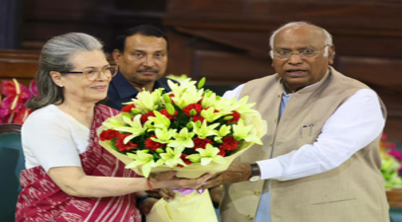 कांग्रेस संसदीय दल की नेता चुनी गईं सोनिया गांधी, मल्लिकार्जुन खड़गे ने भाजपा पर कसा तंज