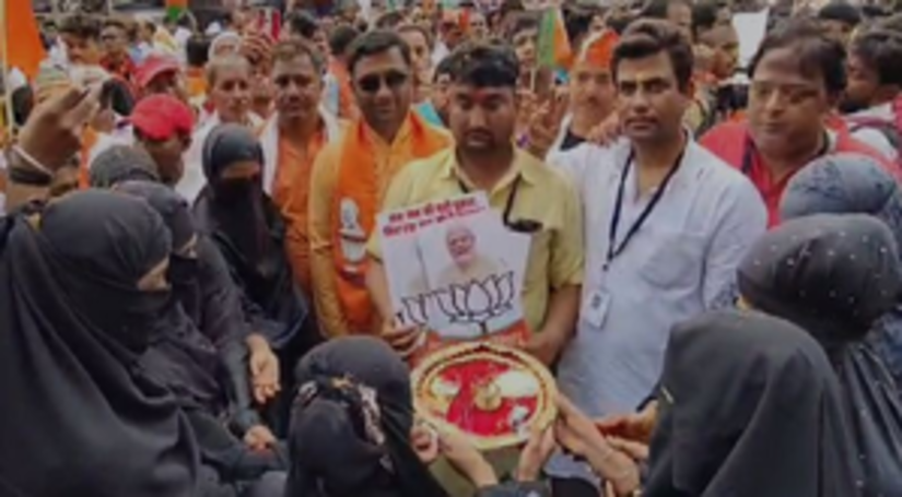 बिहार : प्रधानमंत्री के रोड शो में बड़ी संख्या में मुस्लिम महिलाएं शामिल हुईं, उतारी आरती
