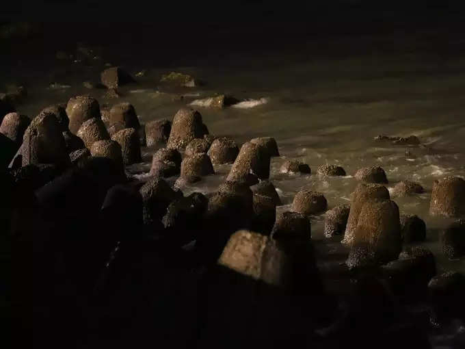 मुंबई की फेमस जगह मरीन ड्राइव पर समुद्र किनारे क्यों रखे रहते हैं बडे बडे बहुत से पत्थर? जान लें क्या है खास वजह