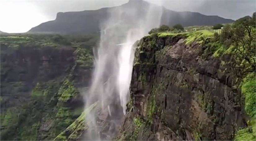 महाराष्ट्र में यहां है रहस्यमयी Reverse Waterfall, जहां पानी जाता है नीचे से ऊपर की ओर, एक बार जरूर देखं ये अद्धभूत नजारा