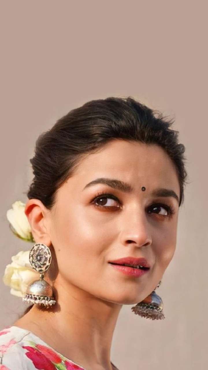 what earrings look good on round face, is jhumka good for round face, is  hoop earrings good for round face, earrings for round face, best earrings  for round face, latest earrings designs
