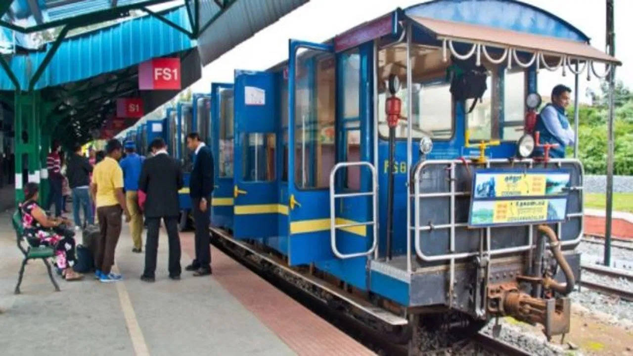 भारत में यहां चलती है मात्र 3 बोगी वाली ट्रेन, यात्रियों के हाथ से इशारा करने पर रुक जाती है रेल