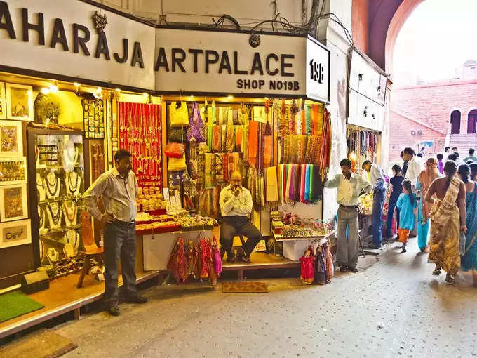 कभी मुगलों की अय्याशियों का अड्डा था मीना बाजार, आज कपड़ों की खरीदारी के लिए दिन रात लगी रहती है भीड़