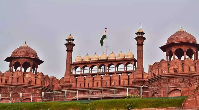अंग्रेजों ने बहादुर शाह जफर को बनाया था इस शाही इमारत में बंदी, सदीयों बाद भी दिल्ली की शान बने हुए है ये लाल महल