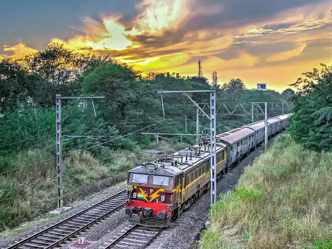 ये रहीं भारत की सबसे लंबी ट्रेनें, जिन्हें खींचने के लिए लग जाते हैं 4 से 5 इंजन