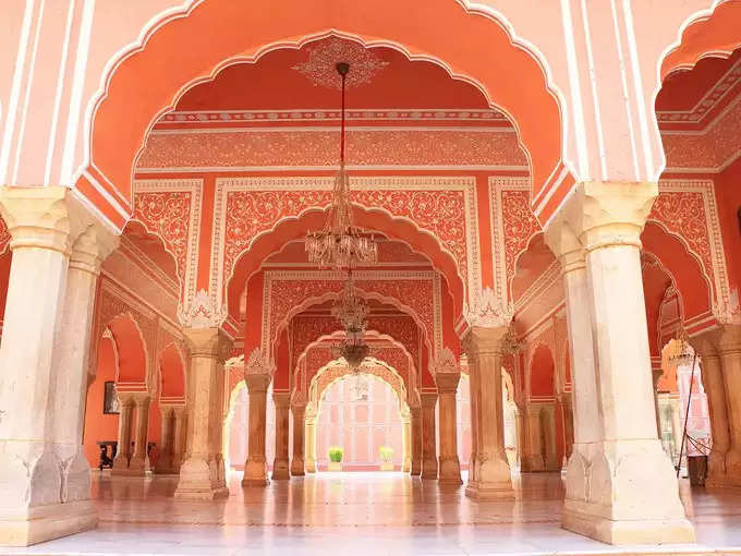 अंग्रेजों ने बहादुर शाह जफर को बनाया था इस शाही इमारत में बंदी, सदीयों बाद भी दिल्ली की शान बने हुए है ये लाल महल