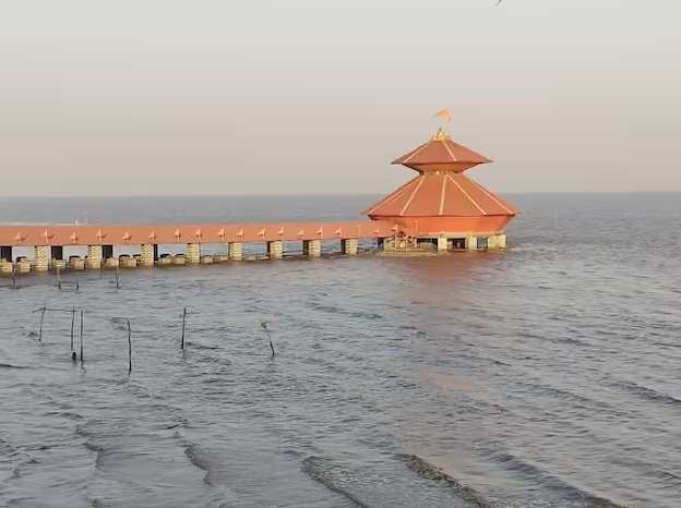 रोज दिन में यहां से गायब हो जाते है भोलेनाथ, समुद्र की लहरें करती हैं यहां शिवलिंग का जलाभिषेक
