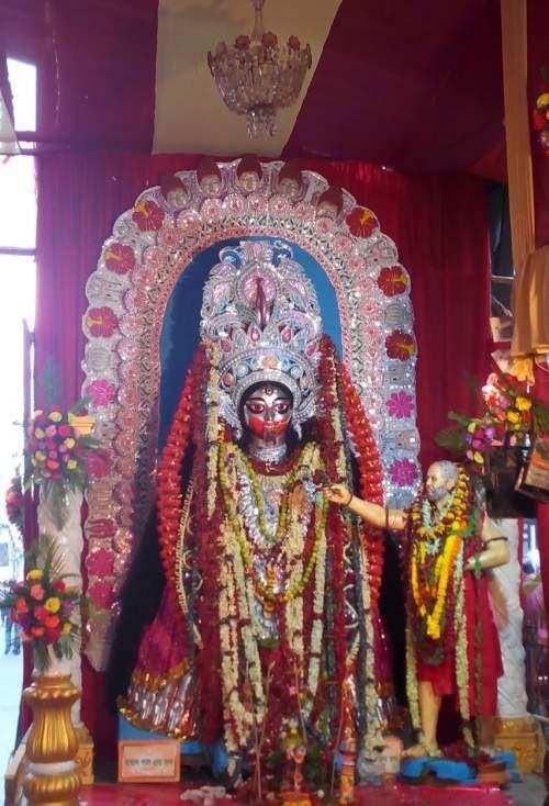 250 साल पूराने इस चमत्कारी मंदिर में मां तारा स्वयं करती है निवास, जहां भक्तों को दी जाती है प्रसाद में धुने की राख