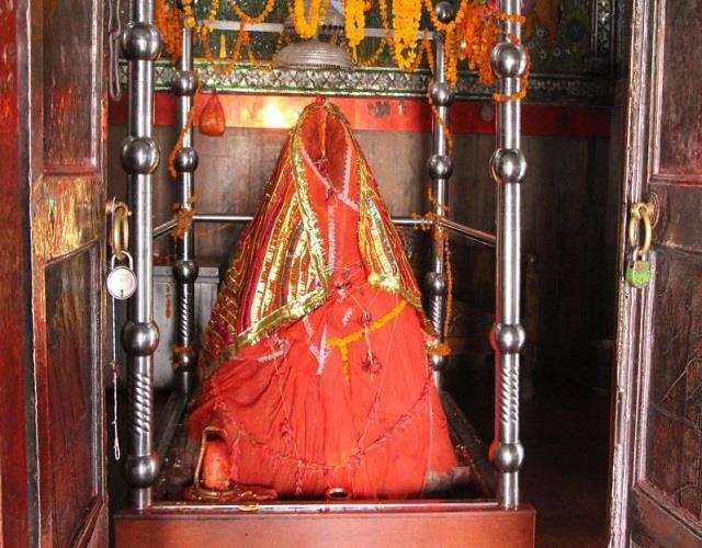 भारत के इस अनोखे मंदिर में मां की मूर्ति नहीं सालों से मिट्टी की प्रतिमा की होती है पूजा, जानिए क्या है वजह