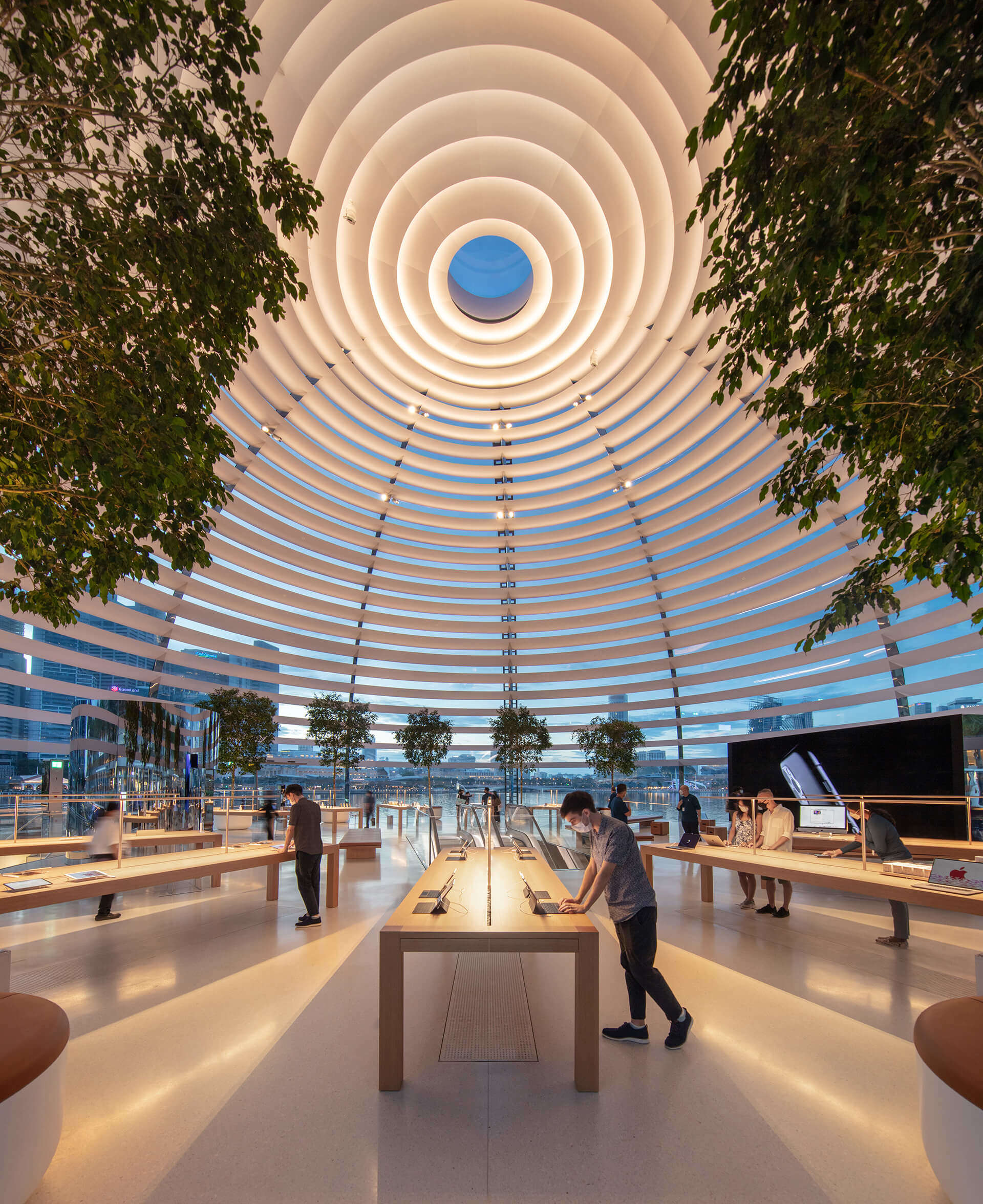 दुनिया का पहला पानी में तैरने वाला Apple Store, दिखता है किसी एलीयन यान की तरह, खूबसूरती देख हो जाएंगे हैरान
